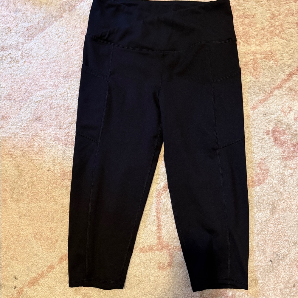 Women's Black High-Waisted Capris